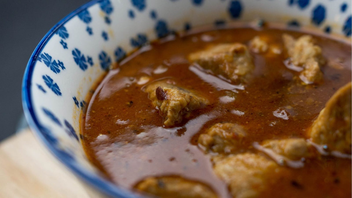 Kom met stoofvlees in een rijke saus